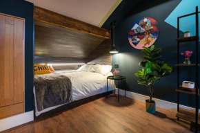 The Nest - Luxury 16 person Apt w jacuzzi & parking